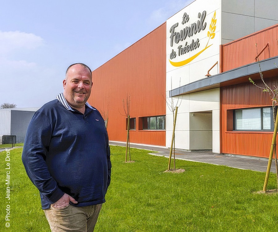 Vincent-Delano-devant-la-nouvelle-usine-du-Fournil-de-Treodet